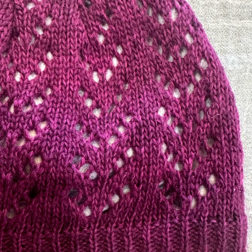 Garneau Celest Beanie in Magenta, NWT - Picture 2 of 4